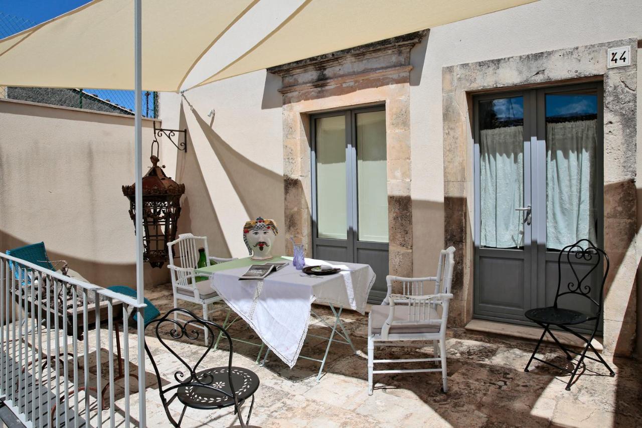 Dimora Di Catullo - Ospitalita Di Charme Villa Палацоло Акрейде Екстериор снимка